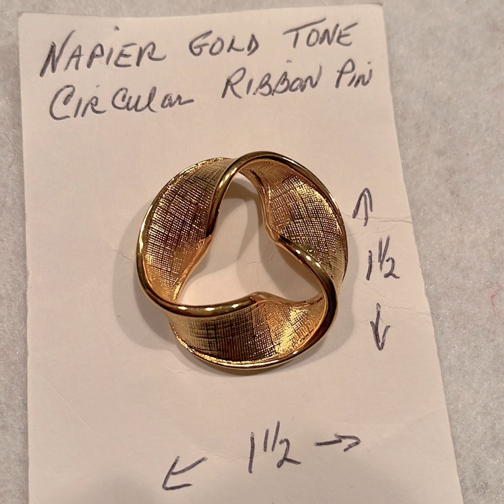 Napier goldtone circular ribbon pin nwot